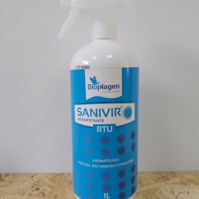 Frasco branco com pulverizador e rótulo azul de desinfetante Sanivir