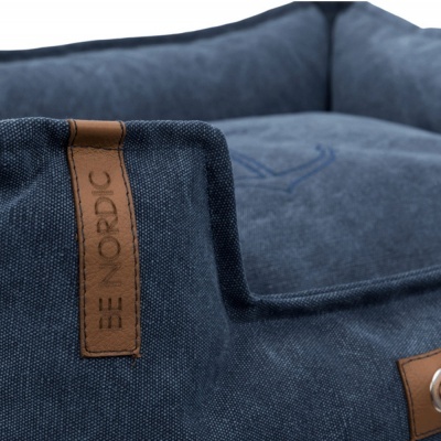 Cama para animais azul escuro com etiqueta BE NORDIC