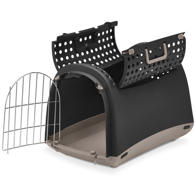 Transportadora para animais de estimação preta e bege com porta metálica aberta.