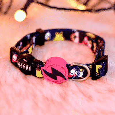 Coleira para animal de estimação com padrão colorido e pendente rosa