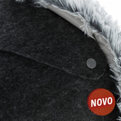 Tecido cinza escuro com pelo sintético cinza e botão preto, etiqueta NOVO