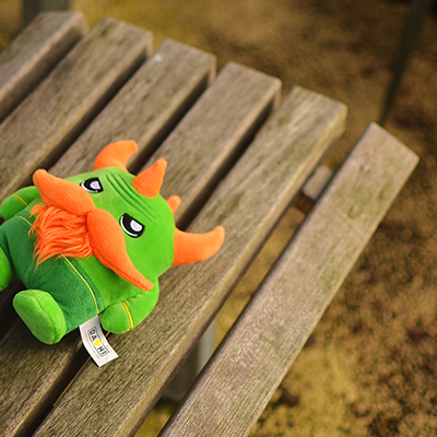 Pelúcia colorida sobre mesa de madeira em ambiente externo