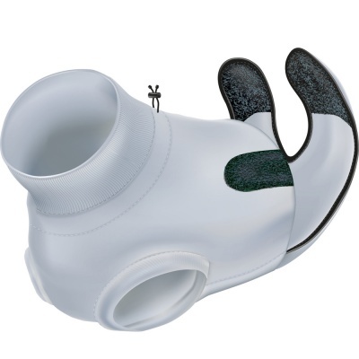 Roupa branca para cão com aberturas para patas e pescoço e pormenor preto