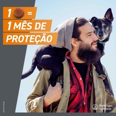 Homem com cão no ombro e texto promocional de um mês de proteção.