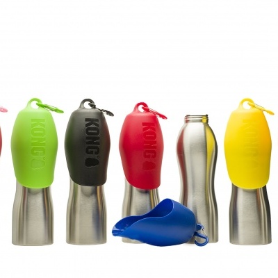 Garrafas de água em aço inox com tampas de silicone coloridas e texto 'KONG'