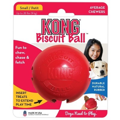 Brinquedo vermelho Kong Biscuit Ball para cães pequenas embalado com imagem de menina e cão.