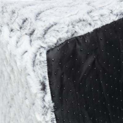 Tecido branco de pelo sintético e tecido preto antiderrapante cercando