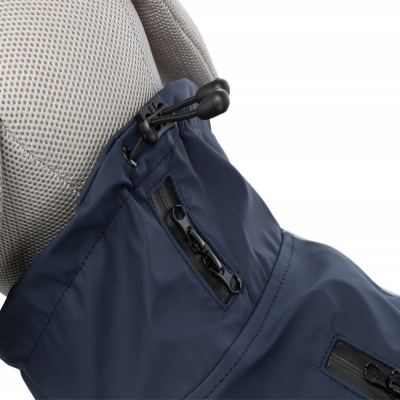 Casaco azul escuro com fecho de correr e cordão ajustável na gola