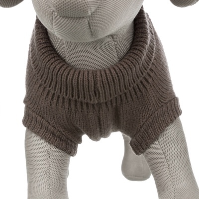 Suéter castanho de malha para cão com gola alta numa figura de manequim cinzento