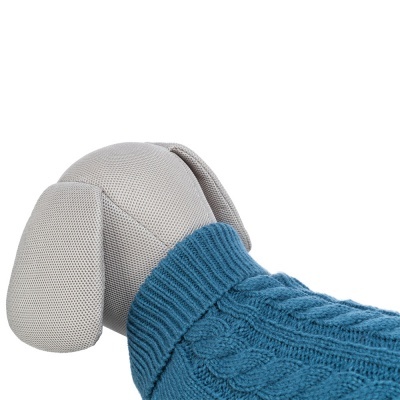 Handbag cinza com orelhas e camisola azul trançada num fundo branco