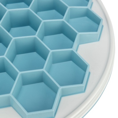 Forma hexagonal de silicone azul sobre base branca