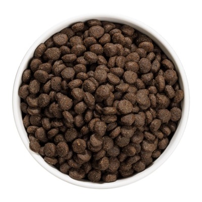 Taça branca com ração castanha escura em pelotas arredondadas