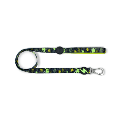 Trela para cão preta com padrão de robôs verdes e amarelos