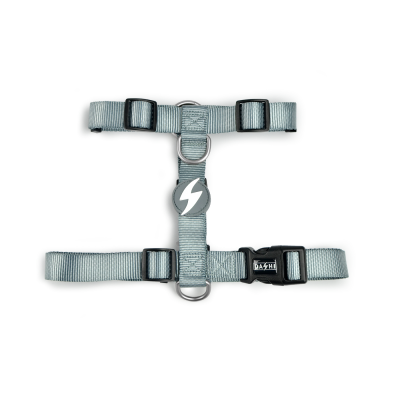 Peitoral para cão cinza claro com fivela preta e argolas metálicas.