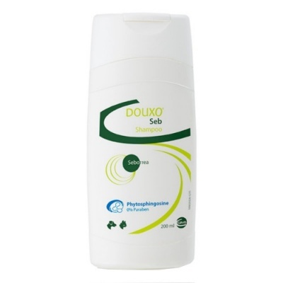 Frasco branco de champô Douxo Seb com texto verde e amarelo