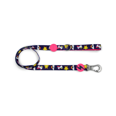 Trela para animais azul com padrões coloridos e fecho metálico