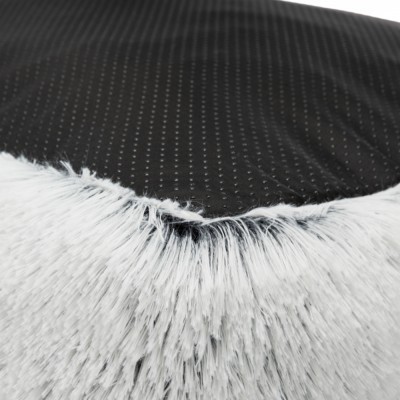 Tecido de pelo sintético branco com base preta antiderrapante