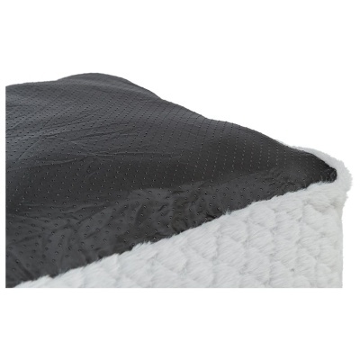 Colchão ou almofada preta com topo antiderrapante e laterais brancas felpudas