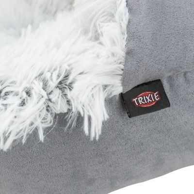 Almofada cinzenta com pelúcia branca e etiqueta TRIXIE