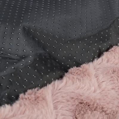 Tecido antiderrapante preto com pontos e tecido felpudo rosa