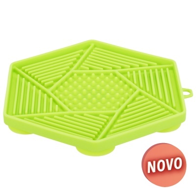 Base em plástico verde hexagonal com padrões e etiqueta 'NOVO'