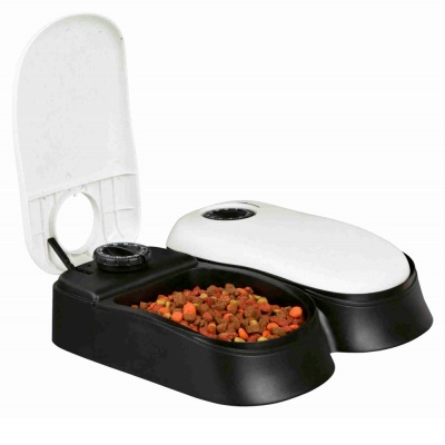 comedouro automático branco e preto com ração colorida