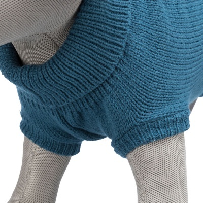 Roupa azul de malha para animal com aberturas para patas em malha cinzenta