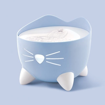 Dispositivo azul claro em formato de cabeça de gato com vapor e patas brancas