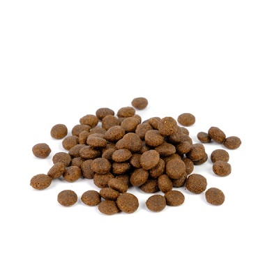 Pellets redondos castanhos de ração para animais em fundo branco