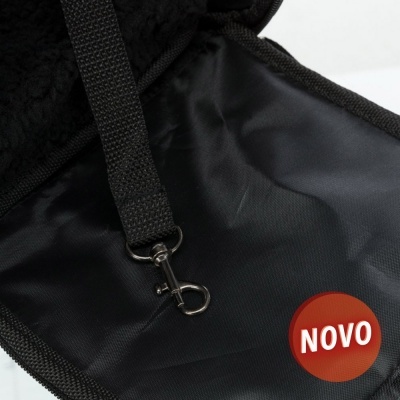 Interior preto de bolsa com alça e mosquetão, selo vermelho com texto NOVO