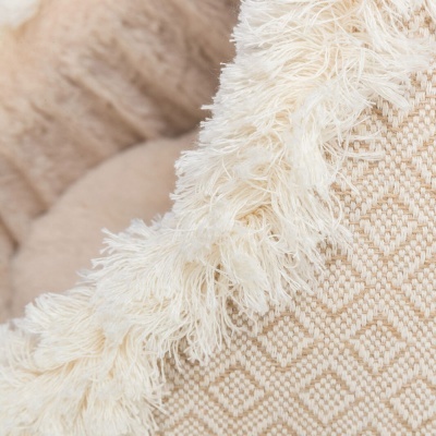 Almofada bege com padrão geométrico e franjas peludas na borda