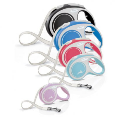 Trela retrátil para cães em várias cores com corpo plástico e fita branca