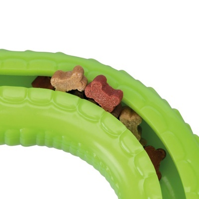 Brinquedo circular verde para cães com biscoitos em forma de ossos inseridos nas ranhuras.