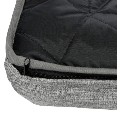 Detalhe de bolsa cinzenta com interior acolchoado preto e fecho
