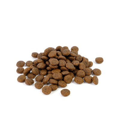 Pilhas de bolachas secas marrons sobre fundo branco