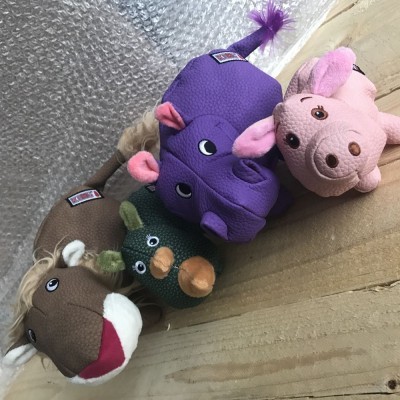 Brinquedos de pelúcia para cães em forma de animais: cavalo castanho, hipopótamo roxo, porco rosa e pato verde