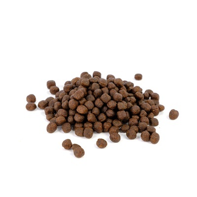 Pellets castanhos escuros empilhados sobre fundo branco