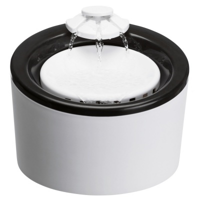 Fonte de água branca e preta para animais com bocal em forma de flor a jorrar água