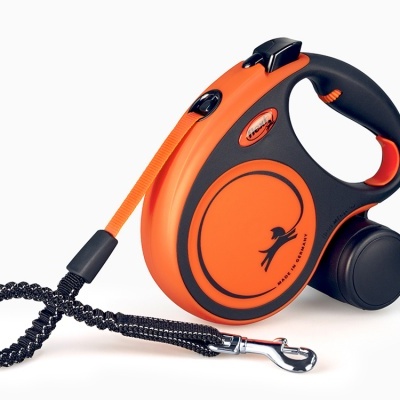 Trela retrátil para cão em plástico e borracha laranja e preto com corda preta elástica.