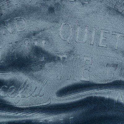 tecido azul com texto em relevo e textura suave