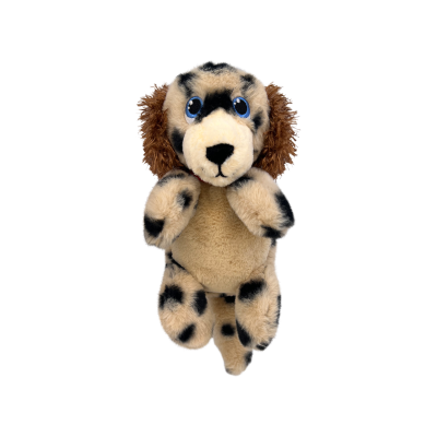 Pelúcia de cão bege com manchas pretas e orelhas castanhas