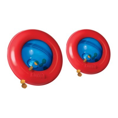 Dois dispensadores de ração KONG vermelhos e azuis com bolachas para cães.