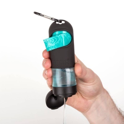 Dispenser portátil preto com líquido transparente e saco azul sendo segurado