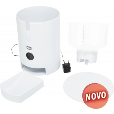 Máquina automática branca para alimentação de animais, desmontada com adaptador de tomada.