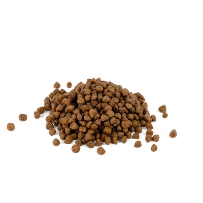 Pellets de alimento seco para animais castanhos em fundo branco