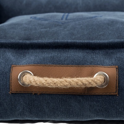 Almofada azul com alça de corda bege e reforço de couro castanho