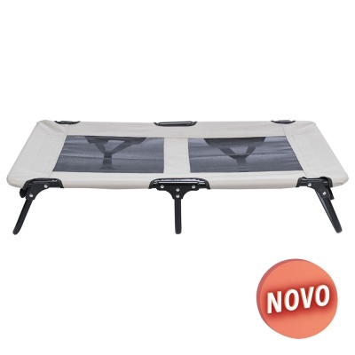 Cama elevada para cães cinza e preta com estrutura metálica e etiqueta NOVO