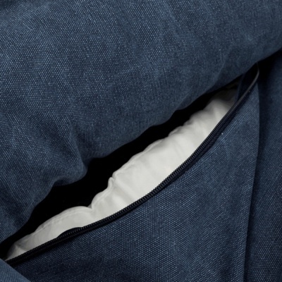 Capa de almofada azul com fecho de correr aberto