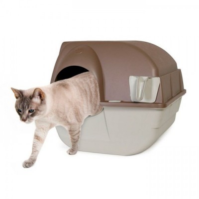 Casa de banho para gatos bege com tampa castanha e bebedouro branco, com gato a sair