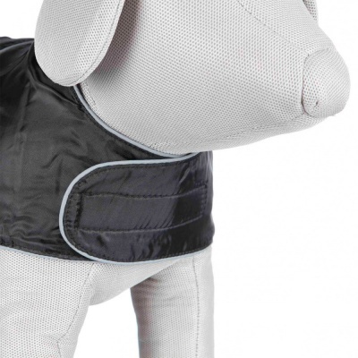 Colete preto em manequim de tecido branco